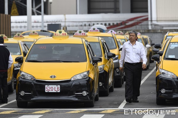 ▲▼松山機場排班計程車,松山機場,計程車,司機,Uber,血汗。（圖／記者湯興漢攝）