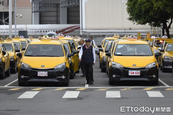 ▲▼松山機場排班計程車,松山機場,計程車,司機,Uber,血汗。（圖／記者湯興漢攝）