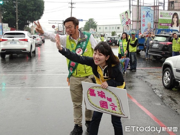 ▲台北市議員高嘉瑜結，在台南善化區光復路、文昌路口，陪郭國文向台南的朋友打招呼拜票，呼籲台南鄉親316票投郭國文。（圖／記者林悅翻攝，下同）