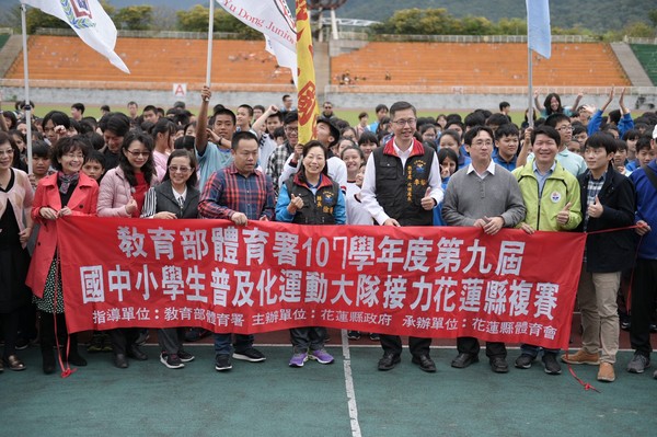 ▲▼普及化運動國中大隊接力複賽花蓮縣長徐榛蔚勉勵選手追著楊俊瀚腳步。（圖／花蓮縣政府提供）