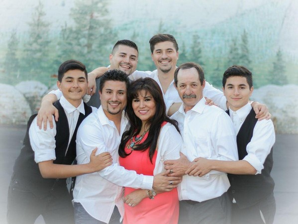 古提瑞茲（中）與她的丈夫和五個兒子的全家福合照。（網路截圖，facebook）
