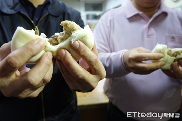 ▲鹿港鎮長許志宏捍衛「我鹿港我驕傲」的名聲，在阿振肉包店前咬下肉包滿滿肉餡。（圖／記者唐詠絮攝）