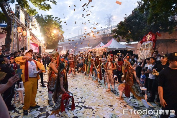 ▲▼艋舺青山宮青山王祭典,宗教信仰,祭祀習俗,艋岬大拜拜,遶境,暗訪,八家將,陣頭。（圖／記者李毓康攝）