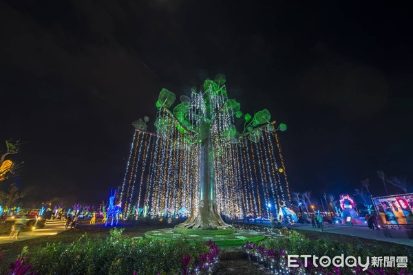 台湾灯会「阿凡达生命树」夜里发光 优雅串灯