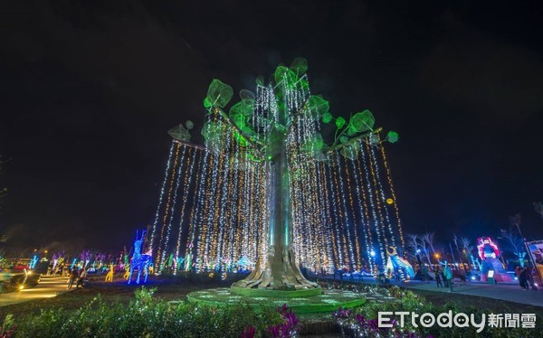 台湾灯会「阿凡达生命树」夜里发光 优雅串灯