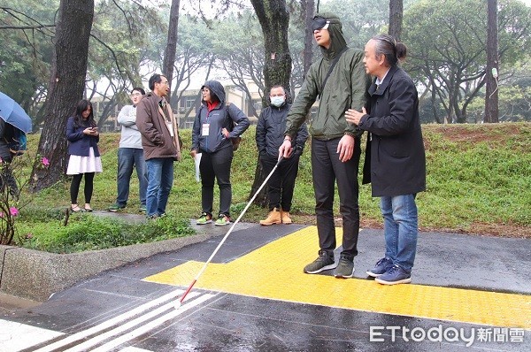 ▲在路口設置的導盲磚設施，有助於視障者的路口辨別。（圖／中央大學提供）