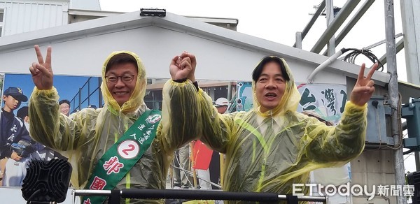 ▲賴清德冒雨助攻，陪同郭國文，赴台南佳里、七股、安定、西港等地區，進行車隊掃街。（圖／記者林悅翻攝）