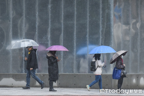 ▲▼寒流,冷氣團,下雨,雨天,雨傘,冬天,保暖。（圖／記者林敬旻攝）