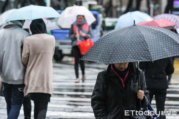 ▲▼寒流,冷氣團,下雨,雨天,雨傘,冬天,保暖。（圖／記者林敬旻攝）