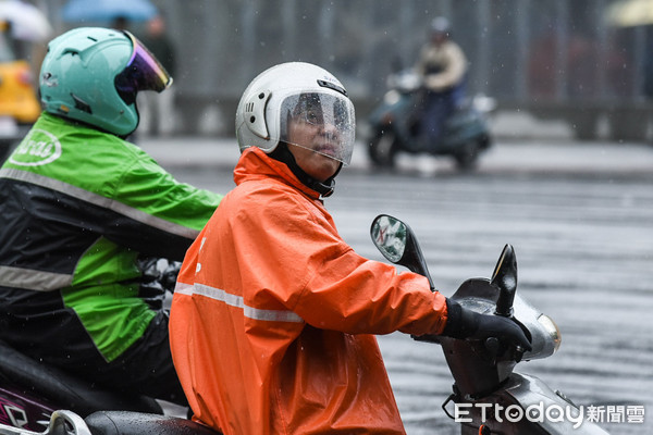 ▲▼寒流,冷氣團,下雨,雨天,雨傘,冬天,保暖。（圖／記者林敬旻攝）