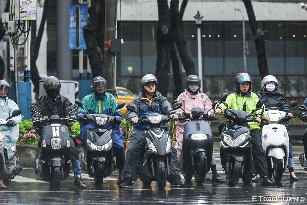 ▲▼寒流,冷氣團,下雨,雨天,雨傘,冬天,保暖。（圖／記者林敬旻攝）