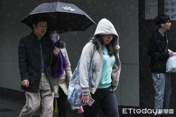 ▲▼寒流,冷氣團,下雨,雨天,雨傘,冬天,保暖。（圖／記者林敬旻攝）