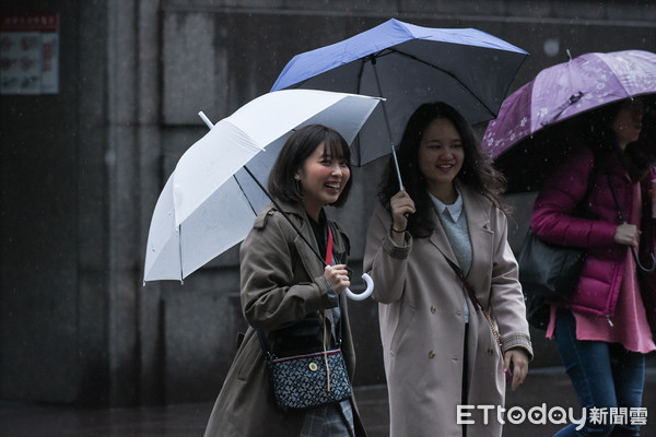 ▲▼寒流,冷氣團,下雨,雨天,雨傘,冬天,保暖。（圖／記者林敬旻攝）