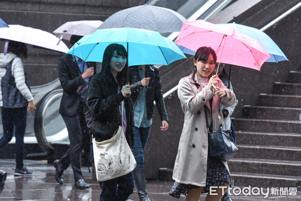 ▲▼寒流,冷氣團,下雨,雨天,雨傘,冬天,保暖。（圖／記者林敬旻攝）