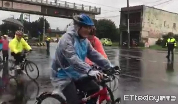 ▲▼前總統馬英九冒著低溫寒雨登上鐵馬帶隊出發。（圖／擷自馬總統臉書）