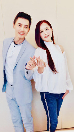 ▲▼包偉銘和劉依純 合體代言            。（圖／翰森娛樂）