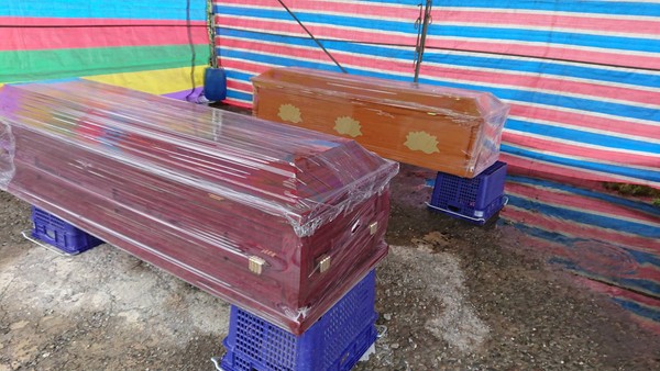 ▲溪湖鎮湖東蘇天宮被放置3副棺材。（圖／翻攝自Facebook／彰化踢爆網）
