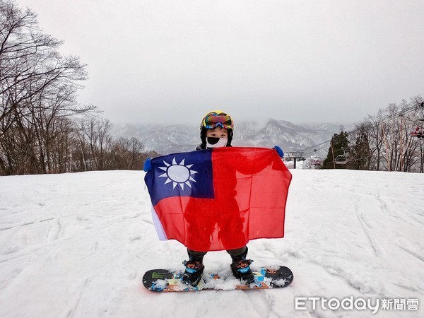 ▲4歲「雪男孩」日本單板滑雪！下錯線「翻滾2圈」秒站　萌帥身影迷倒網友。（圖／米菲&米粒MifaMily提供）