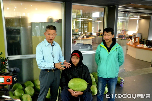 ▲▼三星鄉長李志鏞集愛心買西瓜，助中輟生重返校園。（圖／記者游芳男翻攝，下同）