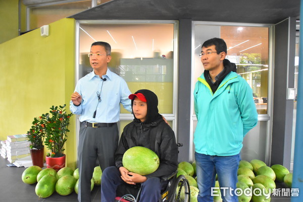 ▲▼三星鄉長李志鏞集愛心買西瓜，助中輟生重返校園。（圖／記者游芳男翻攝，下同）