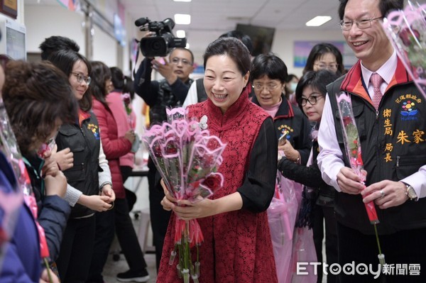 ▲花蓮縣長徐榛蔚致贈在場參加健檢的女性同仁與民眾每人一朵紅玫瑰。（圖／記者王兆麟翻攝，下同）