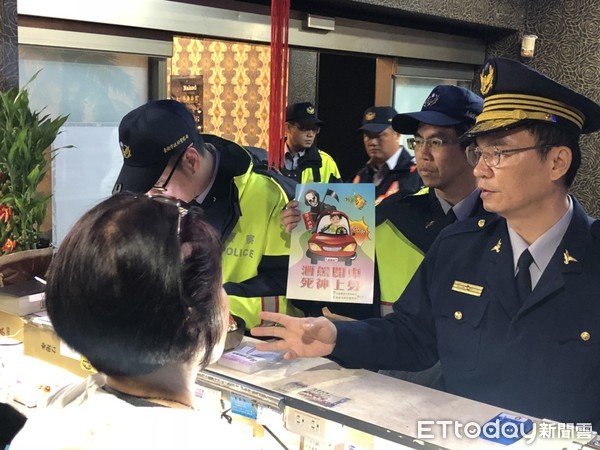 ▲台南市警一分局8日晚上動員警力全面淨化東區治安，強力打擊犯罪，杜絕類似不法脫序行為發生。（圖／記者林悅翻攝，下同）