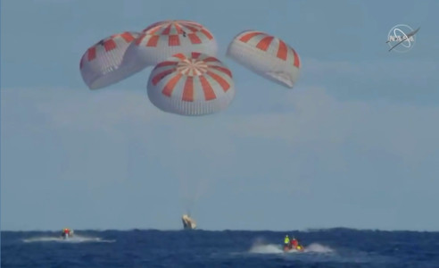▲▼回來了！SpaceX可載人「龍飛船2號」降落佛州海岸 　歐巴馬：恭喜成真。（圖／翻攝自NASA）