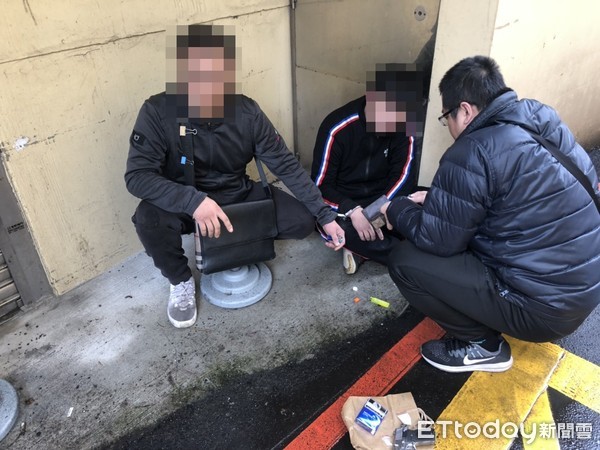 ▲桃園市警局中壢分局8日傍晚查獲姜姓與蘇姓男子藏有改造手槍、子彈與海洛英毒品等。（圖／記者沈繼昌翻攝）