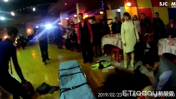 ▲▼男舞者比賽時踩空跌落昏迷，警攜AED配合CPR救回性命。（圖／記者陳豐德翻攝）