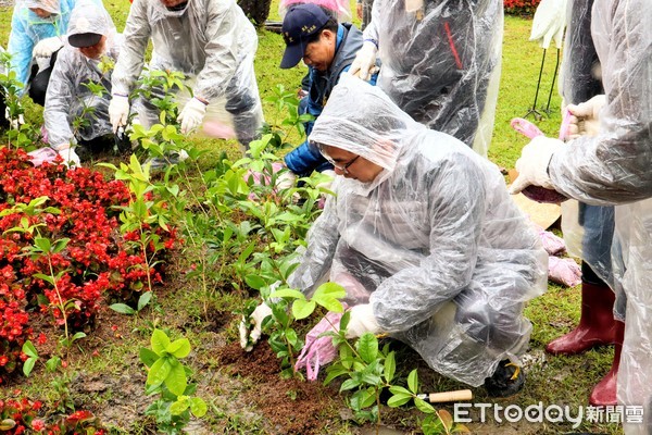 ▲▼宜蘭市公9日上午，在中華路變龍園（中華路與民權新路路口）舉行「植樹愛永恆」2019宜蘭市植樹節活動暨綠美化、路燈認養表揚活動。（圖／記者游芳男翻攝，下同）