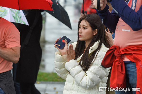 ▲▼祈錦鈅參與女權運動遊行。（圖／記者林敬旻攝）