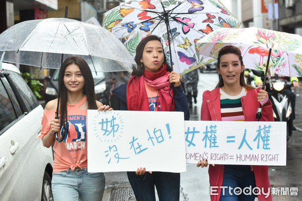 ▲▼Lara梁心頤、Esther梁妍熙、祈錦鈅參與女權運動遊行。（圖／記者林敬旻攝）