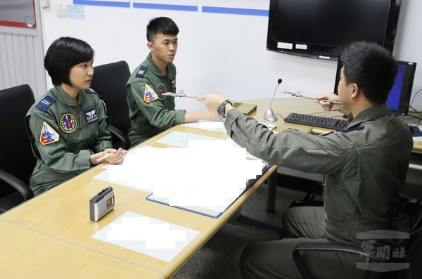 空軍三聯隊航醫張簡芝穎中尉參與飛行任務提示。（圖／軍聞社） 