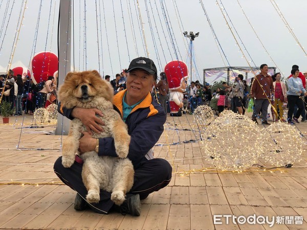 ▲鬆獅金孫盪鞦韆，阿公輕搖。（圖／臉書粉專「湯圓與阿公的生活流水帳」授權提供）