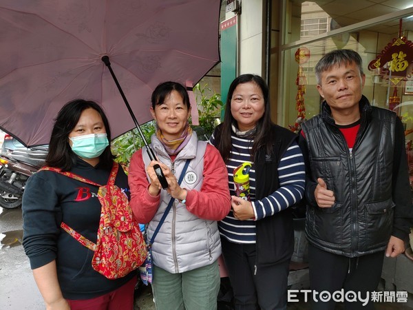 ▲6支小雨傘雨中護傷患，讓傷者非常感動。（圖／記者唐詠絮翻攝，以下同）