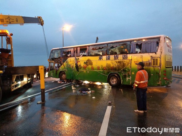 ▲▼高雄遊覽車行經國道和美路段翻覆。（圖／記者唐詠翻絮攝）