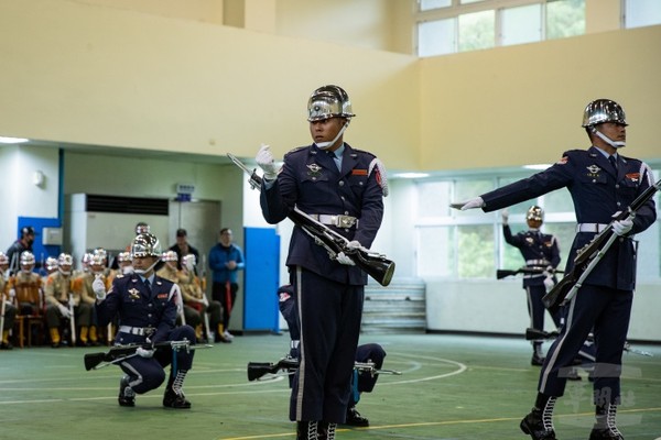 三軍儀隊槍法競賽　考驗團體默契與創意