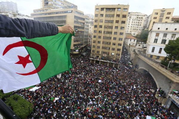 ▲▼阿爾及利亞爆大規模示威潮，抗議總統競選第5任期。（圖／達志影像／美聯社）