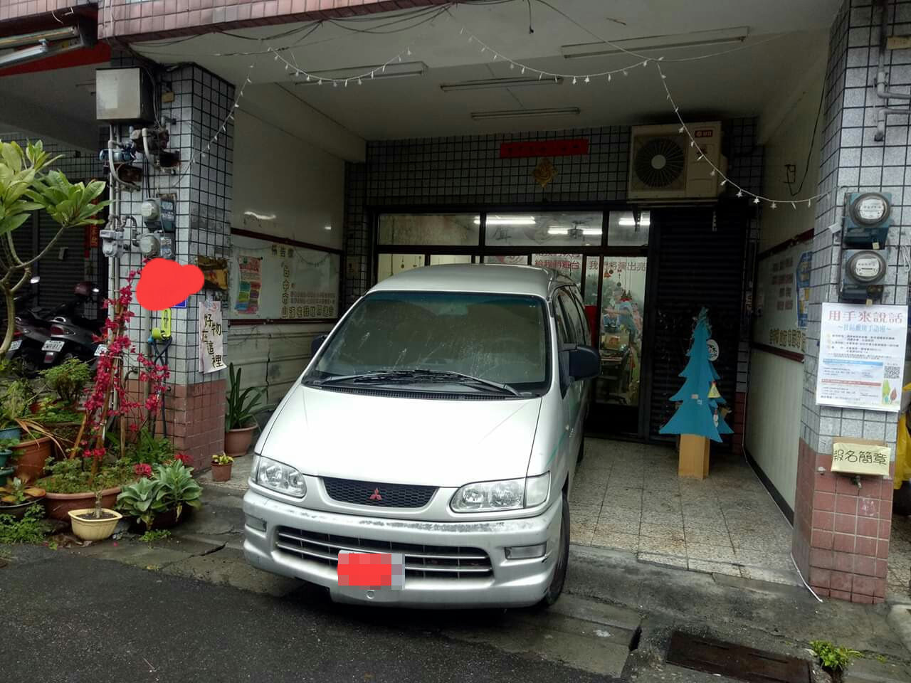 人家休息他車就停騎樓！店家見「悄悄移車」怒：老木沒教好　過來人教一招。（圖／翻攝爆怨公社）