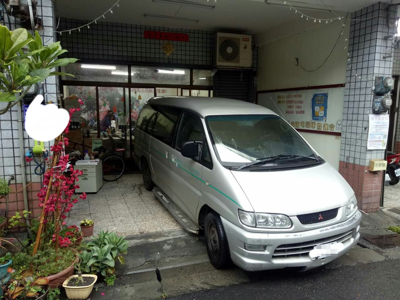 人家休息他車就停騎樓！店家見「悄悄移車」怒：老木沒教好　過來人教一招。（圖／翻攝爆怨公社）