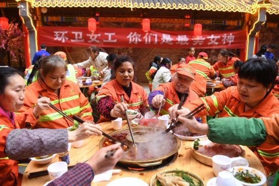 ▲重慶火鍋店老闆請150多名環衛女工吃「壩壩宴」。（圖／翻攝自《中新網·重慶》）