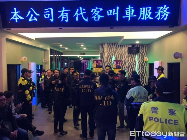 ▲苗栗縣警局局長林國清，9日晚間親自率隊臨檢苗栗市一間ＫＴＶ，杜絕酒駕、酒後鬧事的發生 。（圖／記者黃孟珍翻攝，下同）