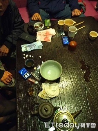 ▲萬華警方日前在餐廳包廂內查獲賭客擲骰子對賭。（圖／記者張君豪翻攝）