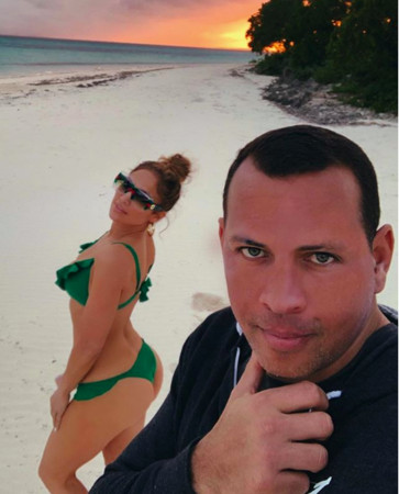 ▲▼ 珍妮佛羅培茲（Jennifer Lopez）接受前美國大聯盟紐約洋基隊明星球員「A-Rod」艾力士羅德里奎茲（Alexander Rodriguez）求婚。（圖／翻攝自IG）