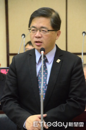 ▲台南市議員謝龍介質詢時任代理市長李諺「台海爆發戰事，有7成以上台灣青年願意為台而戰」民調的可信度。