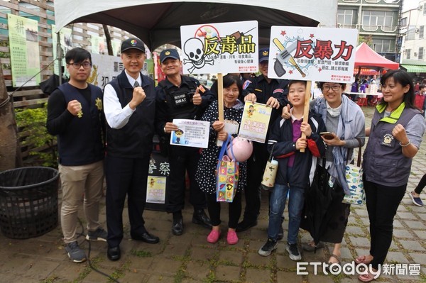 ▲台南市警局犯罪預防宣導團、保安警察大隊、婦幼警察隊以及新化分局共同參與擺攤預防犯罪宣導，達到寓教於樂的宣導效果。（圖／記者林悅翻攝，下同）