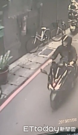 ▲▼陳姓男大生騎機車撞賓士賠上萬，打工籌錢卻偷同事錢，警方以車追人，依竊盜罪送辦             。（圖／記者陳以昇翻攝）