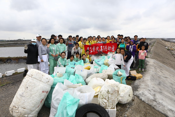 ▲▼慈濟彰化分會於2019年3月10日號召近800位慈濟志工、慈少及慈濟家庭家屬，年紀從最小3歲到最大80歲環保志工都來熱情參與，結合彰化地區社團及實業家約1100人於漢寶濕地舉行「大手牽小手，齊心護海洋」淨灘活動，共清出超過3公噸以上的海洋廢棄物。（圖／慈濟基金會提供）