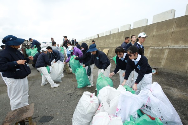 ▲▼慈濟彰化分會於2019年3月10日號召近800位慈濟志工、慈少及慈濟家庭家屬，年紀從最小3歲到最大80歲環保志工都來熱情參與，結合彰化地區社團及實業家約1100人於漢寶濕地舉行「大手牽小手，齊心護海洋」淨灘活動，共清出超過3公噸以上的海洋廢棄物。（圖／慈濟基金會提供）