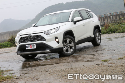 Toyota Rav4 5公尺豪華禮車版超大後座空間躺平耍廢都沒問題 Ettoday車雲 Ettoday新聞雲
